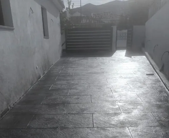 Acceso a vivienda con hormigón impreso decorativo tipo losa