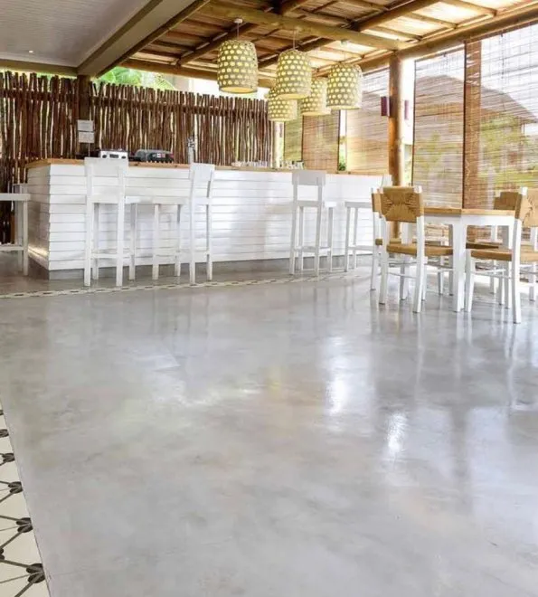 Terraza cubierta de un bar con suelo de hormigón pulido