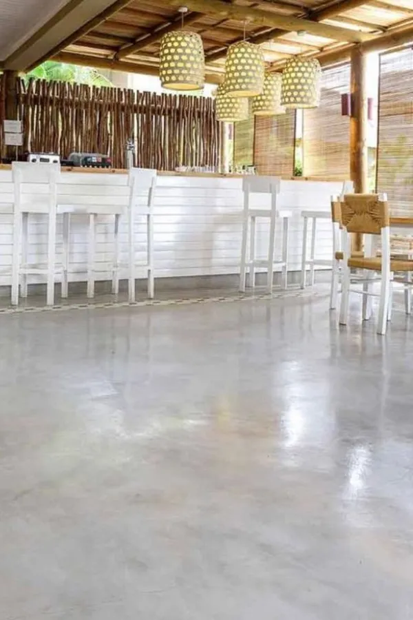 Barra de bar sobre suelo de hormigón pulido gris claro
