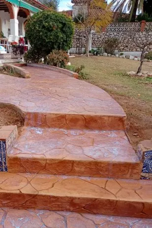 Escalones y camino de jardín con hormigón impreso terracota