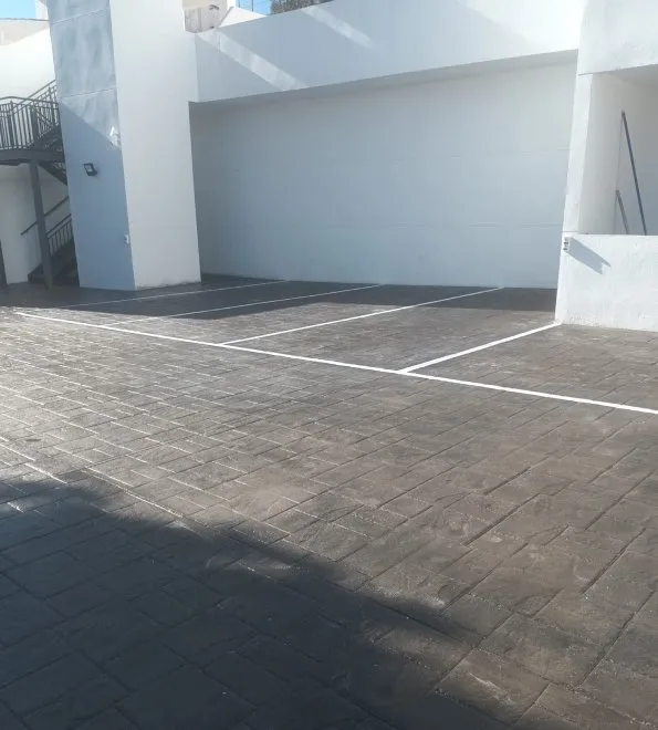 Parking exterior con pavimento de hormigón impreso gris