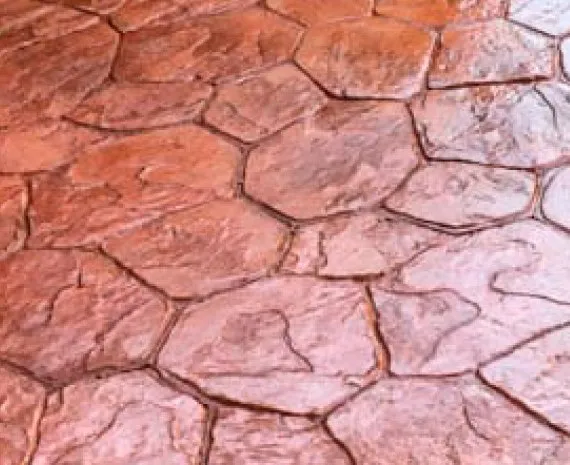 Pavimento de hormigón impreso con dibujo de piedra irregular en color terracota