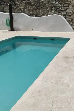 Piscina con playa de hormigón impreso en tono claro