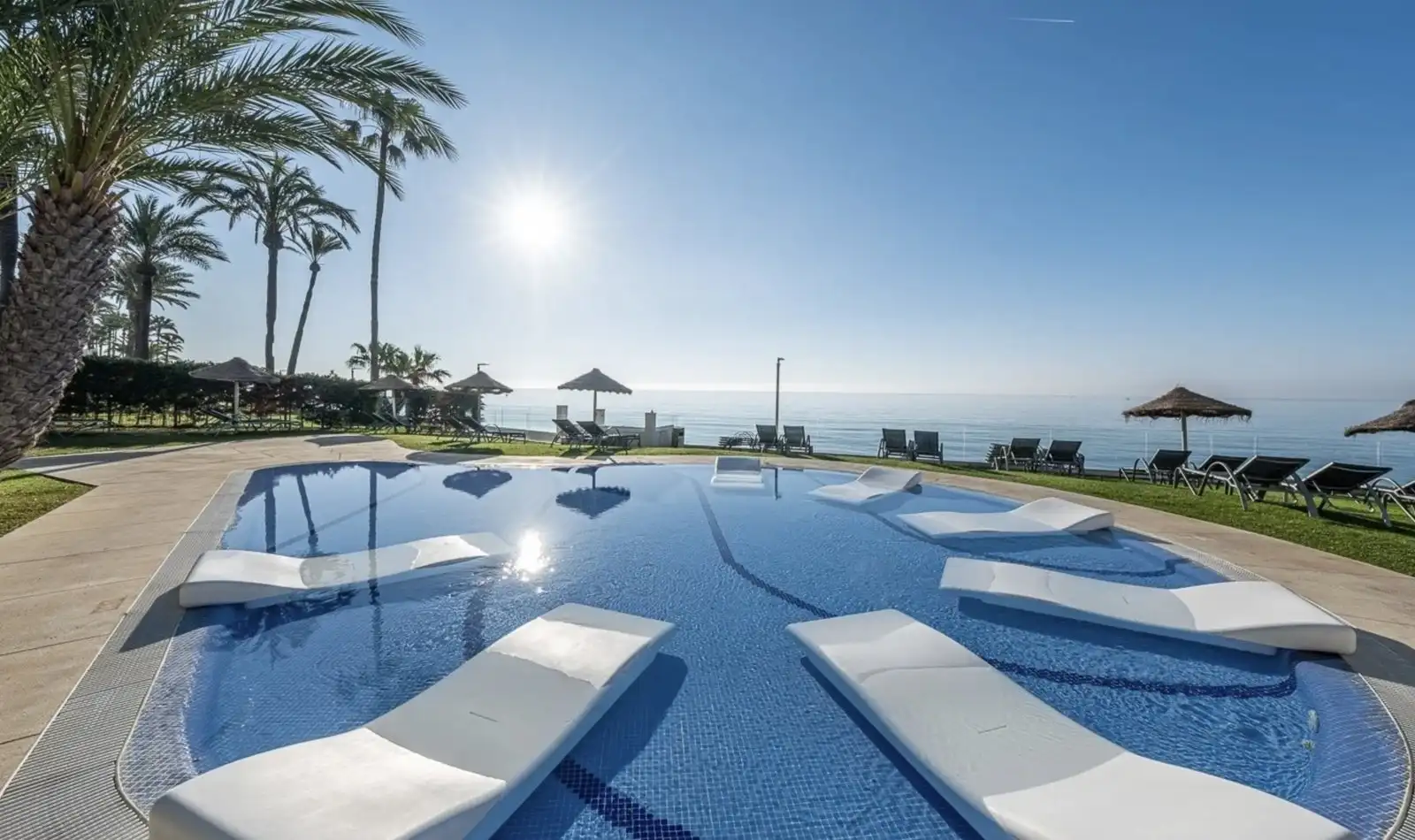 Vista general de la piscina del Hotel Casino Torrequebrada frente al mar