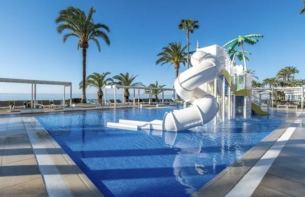 Zona de tobogán de la piscina del Hotel Casino Torrequebrada