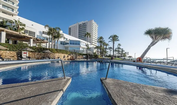 Piscina del Hotel Casino Torrequebrada con su nuevo suelo de hormigón