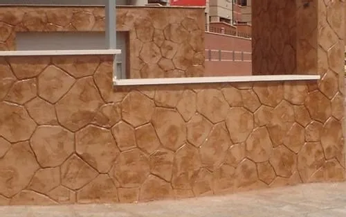 Muro exterior con hormigón impreso vertical de piedra irregular