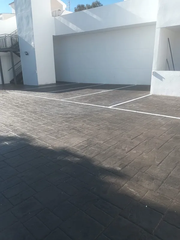 Entrada de garaje con hormigón impreso gris