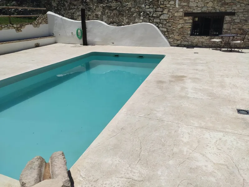 Playa de piscina con hormigón impreso en tono claro
