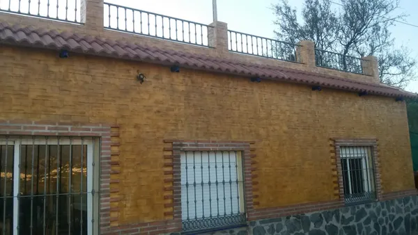 Fachada de casa de campo con hormigón impreso vertical