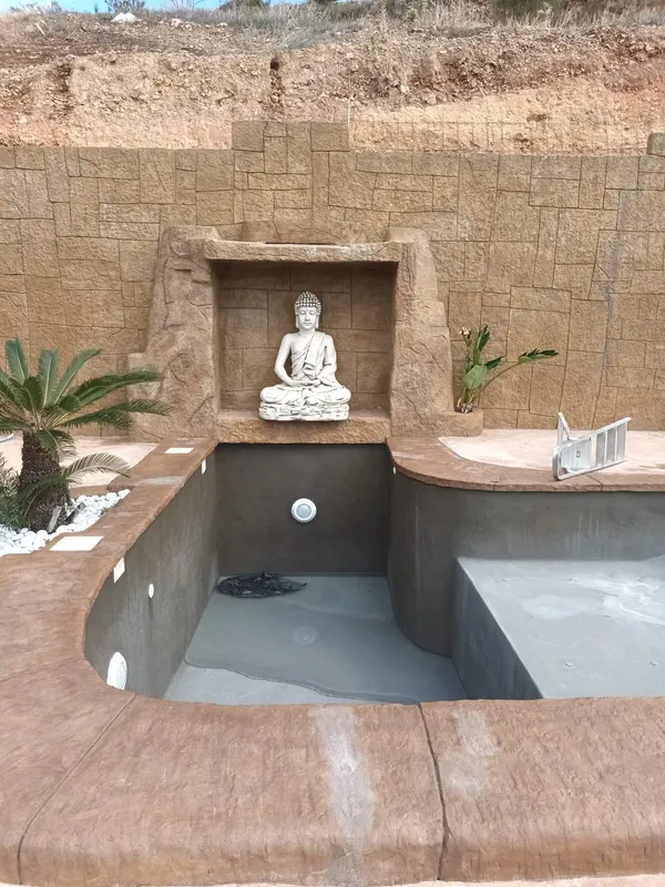 Fuente decorativa revestida con hormigón impreso vertical imitación piedra