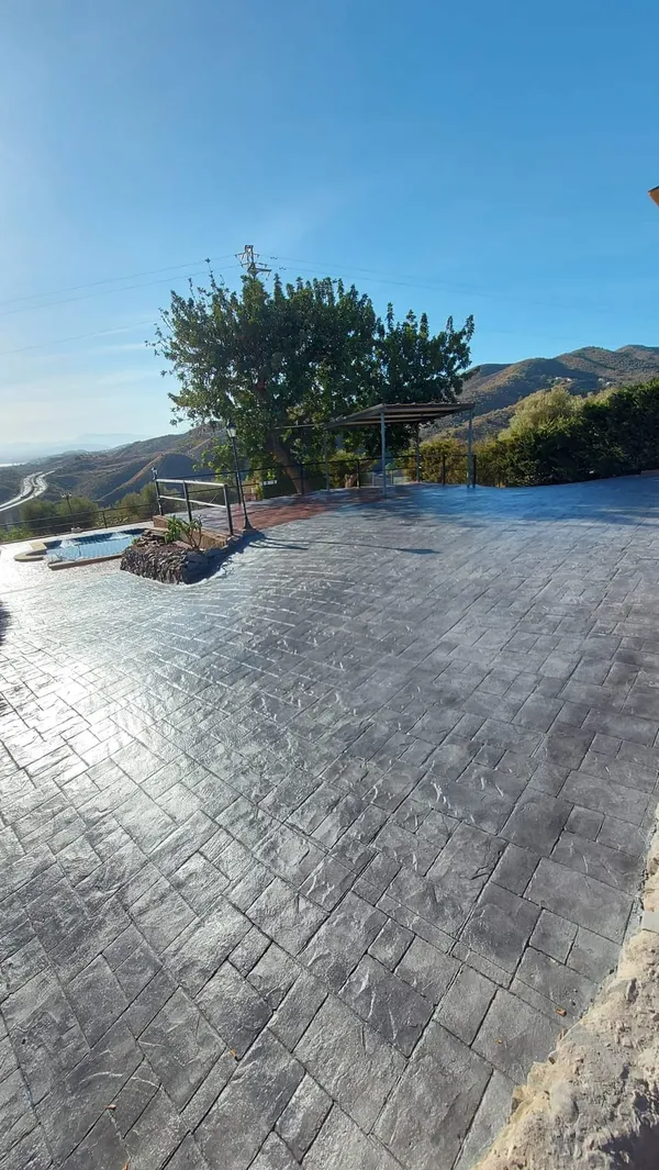 Terraza con vistas al campo pavimentada con hormigón impreso