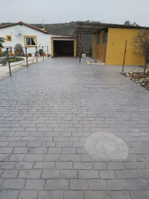 Camino de acceso a una finca con hormigón impreso gris