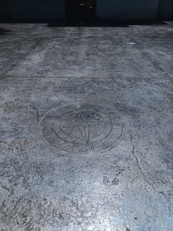 Suelo de hormigón impreso con roseta decorativa