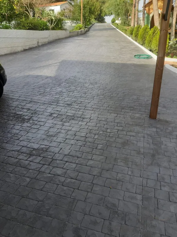 Vial de urbanización con hormigón impreso tipo adoquín