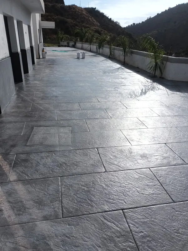 Acceso exterior con hormigón impreso tipo losa